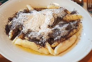 640px-Mohnnudel_Schweizerhaus_Wien