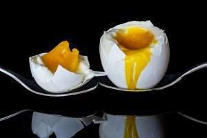 egg, bisected egg, boiled egg, weichgekochte eier