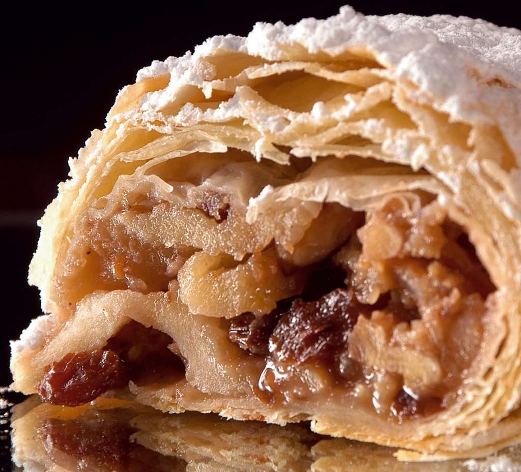 Apfelstrudel dessert