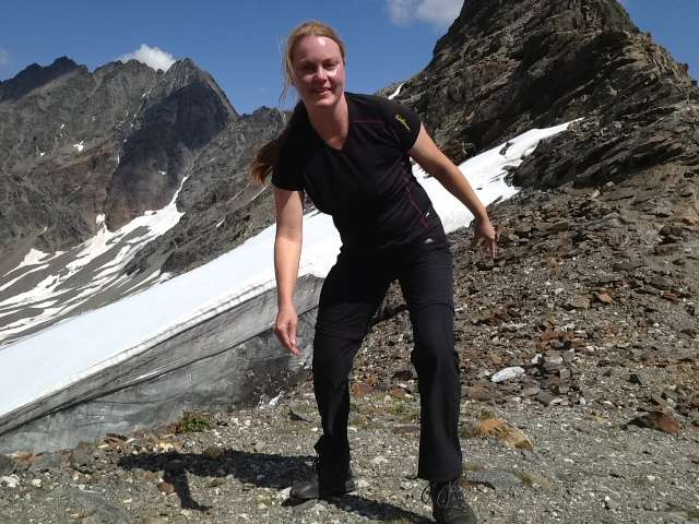 Simone sportlich in den Bergen