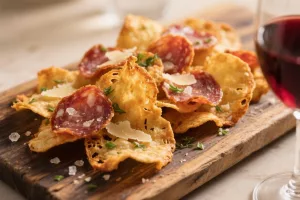 Serviervorschlag Knusprige Salami-Parmesan-Chips